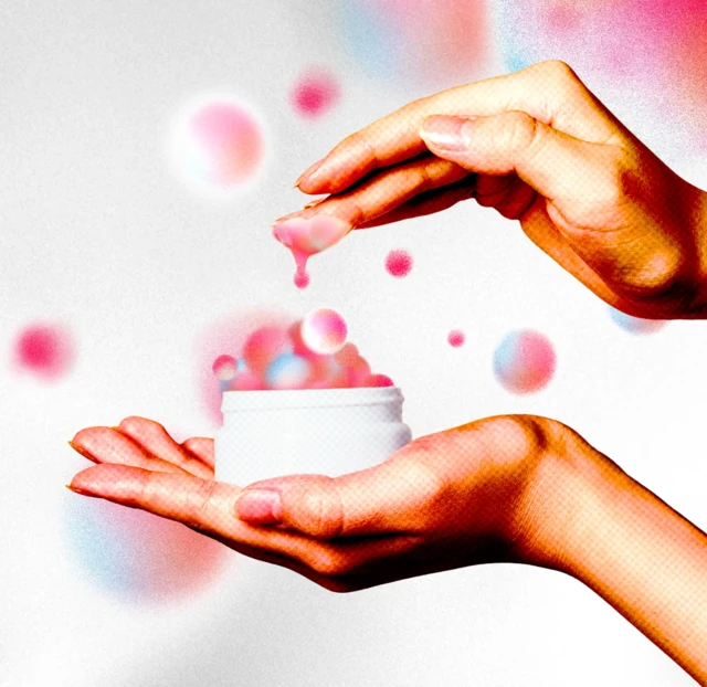 一双手正在沾取护肤品