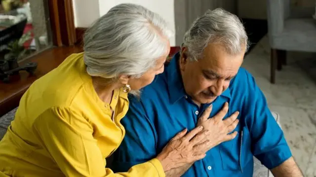 जेव्हा तुमच्या हृदयापर्यंत ऑक्सिजन वाहून नेणारा रक्तपुरवठा खंडित होतो तेव्हा हृदयविकाराचा झटका येतो.