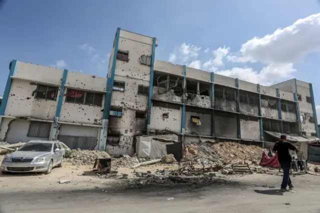 காஸா: பள்ளி மீது ஏவுகணைத் தாக்குதல் நடத்திய இஸ்ரேல் ராணுவம், 16 பேர் பலி