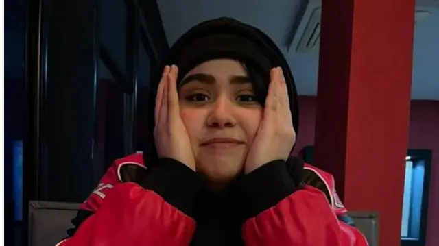 তিন ভাই সহ বেঁচে গেছেন আমনা।