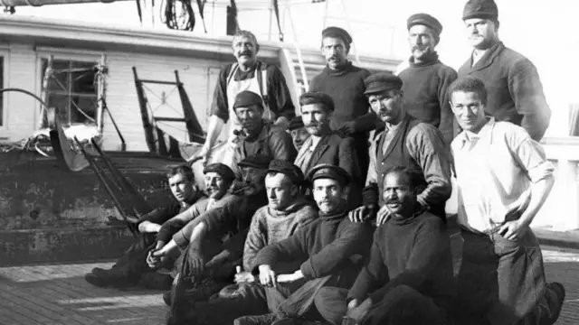 అన్వేషకుల బృందంతో హెన్సన్