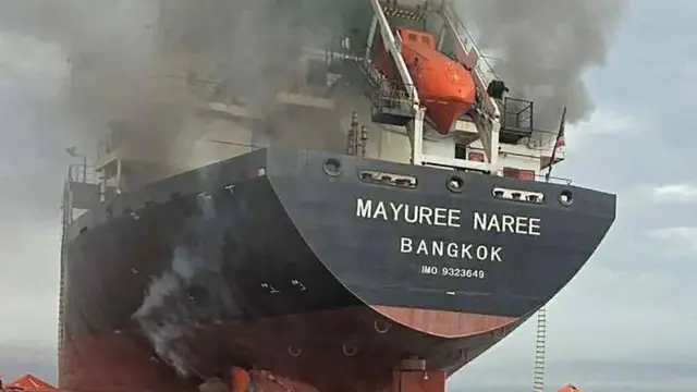 Esta foto distribuida el 11 de marzo de 2026 y publicada por la Marina Real Tailandesa muestra humo saliendo del buque granelero tailandés 'Mayuree Naree' cerca del estrecho de Ormuz tras un ataque.