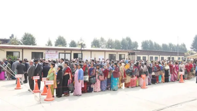 पाँच वर्षअघि राष्ट्रपति र उपराष्ट्रपतिको निर्वाचनमा मत दिँदै प्रदेशसभा सदस्यहरू