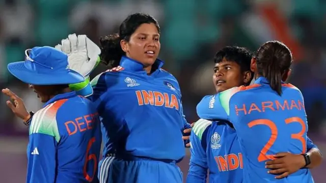 ऋचा घोष महेंद्रसिंह धोनीला आपला आदर्श मानते आणि त्याच्यासारखे लांब षटकार मारण्यातही ती तरबेज आहे.