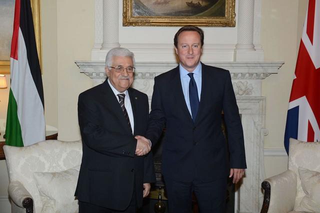 الرئيس الفلسطيني محمود عباس يصافح نائب رئيس الوزراء البريطاني ديفيد كاميرون خلال اجتماعهما في لندن في 11 سبتمبر/أيلول 2013