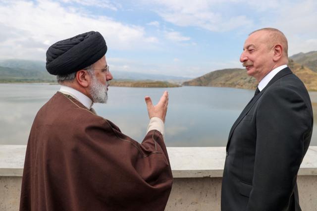 O presidente iraniano, Ebrahim Raisi, e o presidente do Azerbaijo, Ilham Aliyev, visitam a barragem Qiz-Qalasi na fronteira entre os dois pases