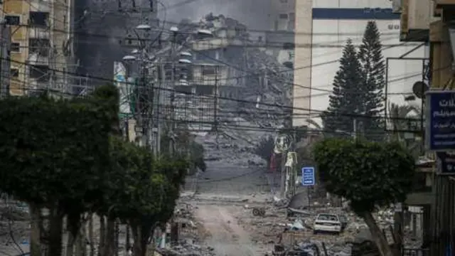 ইসরায়েলি বোমাবর্ষণে বিধ্বস্ত গাজার একটি এলাকা