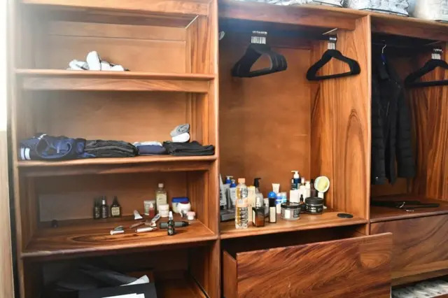 Un armario con ropa y productos de higiene personal