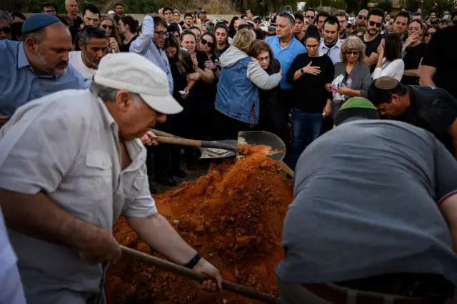 An binne Dakta Daniel Levi Ludmir a kusa da birnin Tel Aviv bayan an kashe shi a harin Hamas 