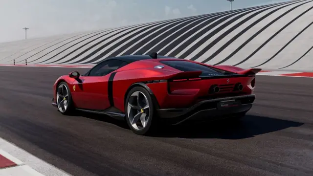 فراری تستاروسا یک موتور هشت سیلندر و سه موتور الکتریکی دارد