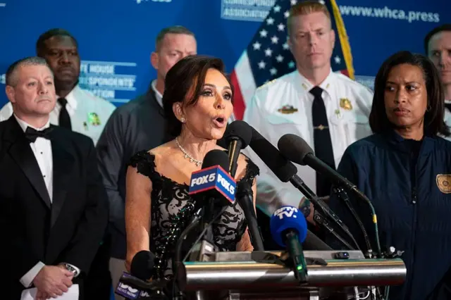 ट्रंप की पार्टी में हमले के बारे में बात करती हुई अमेरिकी अधिकारी