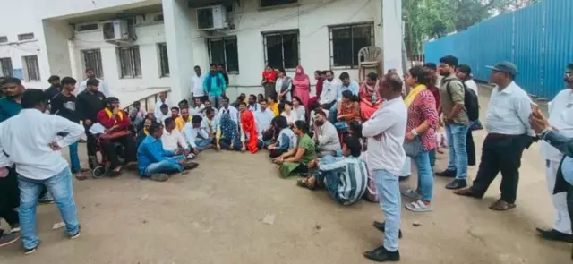 पुणे पोलीस आयुक्तांच्या कार्यालयासमोर आंदोलन करणारे आंदोलक