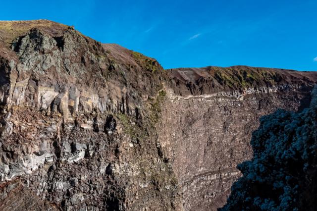 Vista panorâmica à beira da cratera no topo do Monte Vesúvio