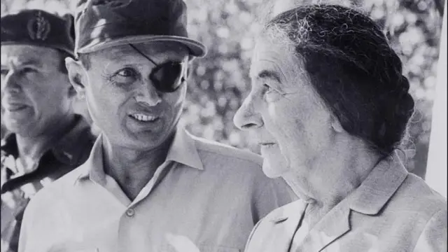 इस्रायलचे तत्कालीन संरक्षण मंत्री मोशे दायान (डावीकडे) आणि पंतप्रधान गोल्डा मेयर (उजवीकडे)