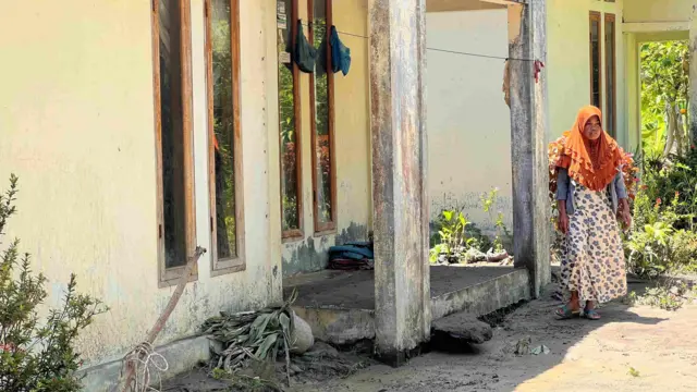 Salamah Idris, 46 tahun, korban bencana tsunami dan banjir bandang tahun lalu. 