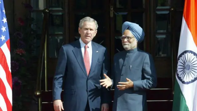 अमेरिका के पूर्व राष्ट्रपति जॉर्ज बुश के साथ मनमोहन सिंह (साल 2006)