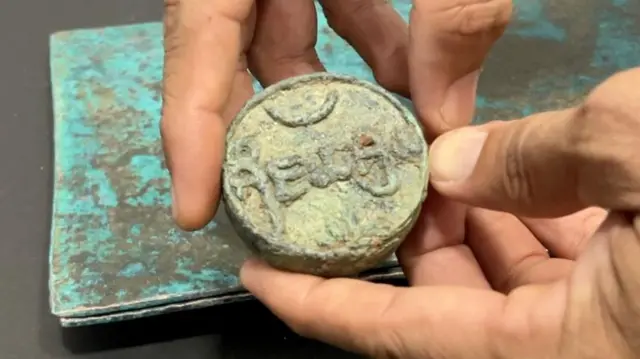 नवसारीच्या चालुक्यांची 'श्रीजयाश्रय' असं नाव असलेली मुद्रा.