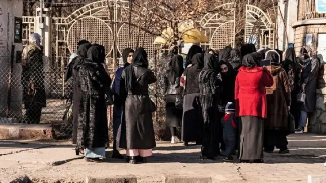 Hari Rabu (21/12/2022) aparat keamanan Taliban menghalangi ratusan mahasiswi masuk ke lingkungan kampus, sehari setelah kelompok yang berkuasa di Afghanistan itu melarang perempuan belajar di universitas.