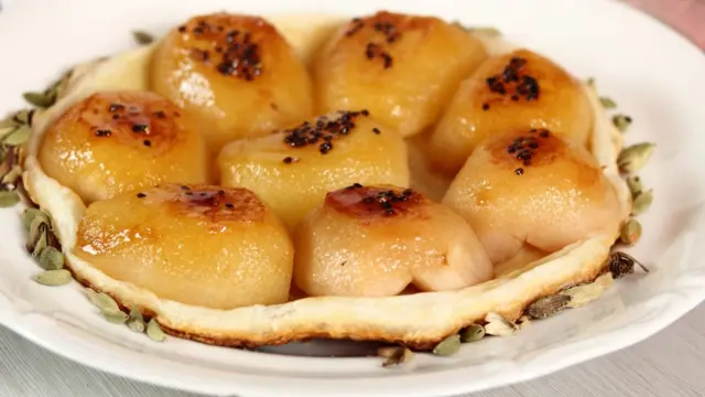 Pasteles con almíbar y semillas de cardamomo