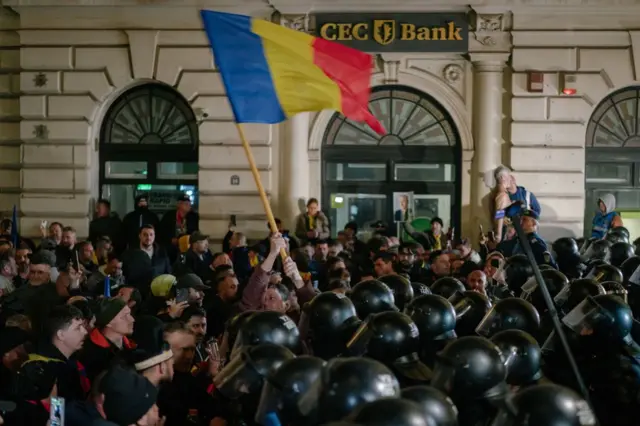 Policija i demonstranti sa rumunskom zastavom u rukama