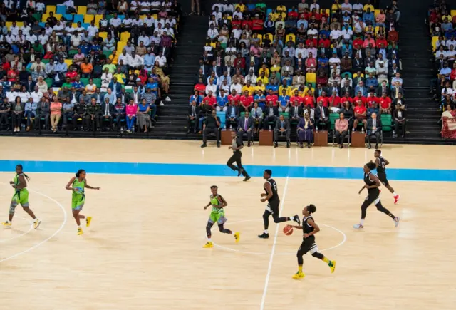 Umukino wa mbere wakiniwe muri iyi nzu ni umukino w'abagore wahuje APR BBC na The Hoops