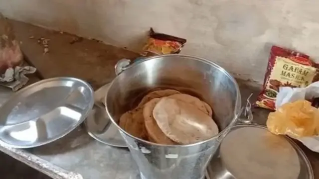 पवन जायसवाल ने अपनी रिपोर्ट में बताया था कि मिड डे मील में बच्चों के लिए सिर्फ़ रोटी बनाई गई थी. सब्ज़ी की जगह नमक दिया गया था