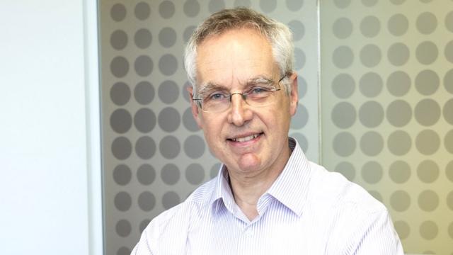 Martin Soltau, um homem brancocassinos astropaycabelo branco e óculos, sorrindo