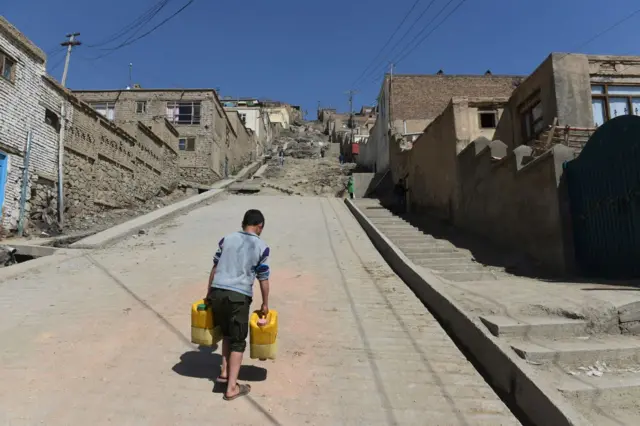  د افغانستان کمزورې اقتصادي ودې او د طبیعې زیرمو لږ والي ته په کتو سره د وګړو په شمېر کې دا زیات ډېر والی ډېر هېښوونکی او ننګوونکی بلل کېږي.