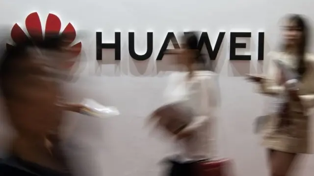 Logo da Huawei com pessoas na frente