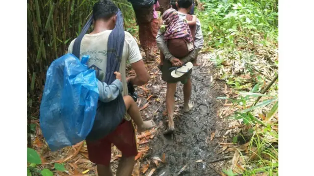 လွှတ်ပေးလိုက်တဲ့ ကင်းတလင်းရွာသားတွေရှိနေတဲ့ အုန်းသီးဝ ကျေးရွာက ဝေးလံ ခေါင်သီပြီး သူတို့တွေဟာ ကင်တလင်းရွာသားတွေ ခိုလှုံနေတဲ့ မီးဇာကျေးရွာကို အရင်သွားရမှာ ဖြစ်တယ်