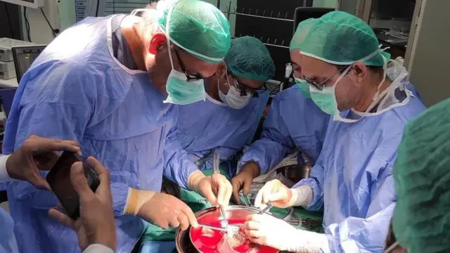 ڈاکٹرز آپریشن کرتے ہوئے