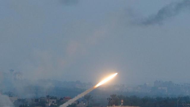 10月7日，巴勒斯坦武装分子在加沙向以色列发射火箭弹。