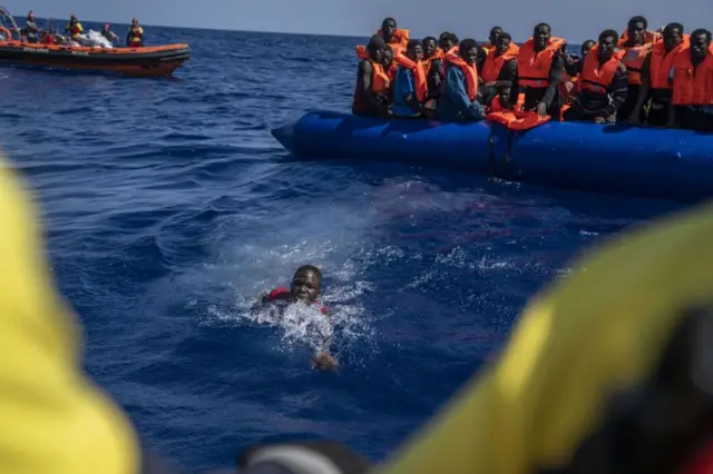 Une opération de secours en mer de migrants à bord d'un canot de sauvetage.