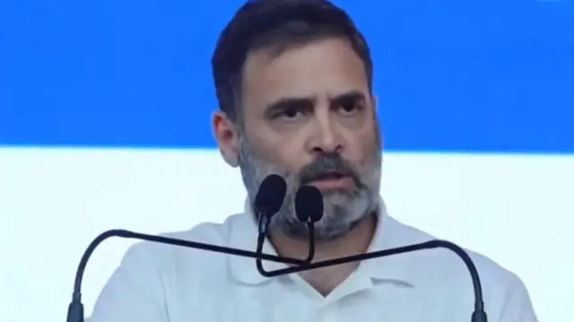 गुजरात में कांग्रेस अधिवेशन में बोलते राहुल गांधी 