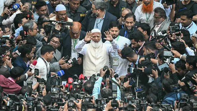 জামায়াতে ইসলামীর আমির শফিকুর রহমানকে ঘিরে রেখেছেন সাংবাদিকরা