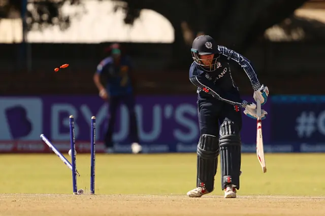 ස්කොට්ලන්ත පිතිකරුවන්ට තරගයේ ආරම්භයේ සිටම ශ්‍රී ලංකා පන්දු යවන්නන්ගෙන් එල්ල වූයේ දැඩි පීඩනයකි.