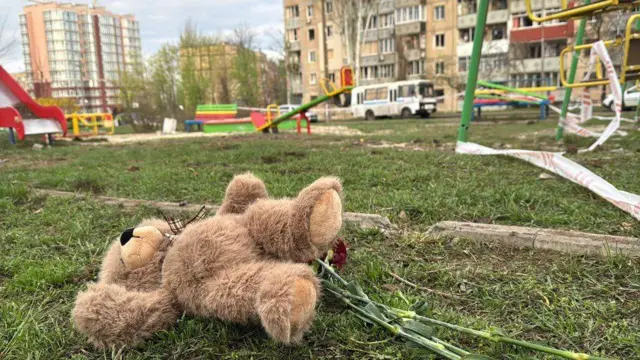 Ранок на дитячому майданчику, поруч з яким 4 квітня вдарила російська ракета 