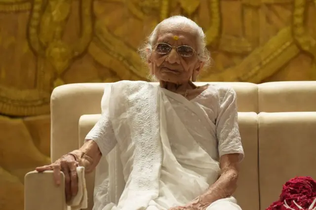 વડા પ્રધાન મોદી માતા હીરાબા