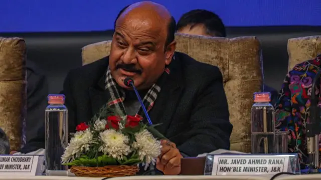 जम्मू-कश्मीर के उप मुख्यमंत्री सुरिंदर चौधरी भी फ़ारूक अब्दुल्लाह के साथ समारोह में मौजूद थे (फ़ाइल फ़ोटो) 