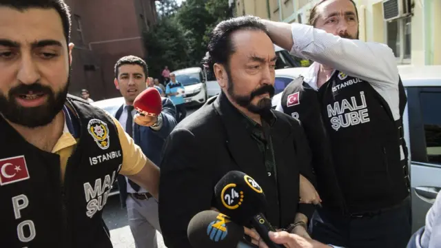 Adnan Oktar sendo levado pela polícia