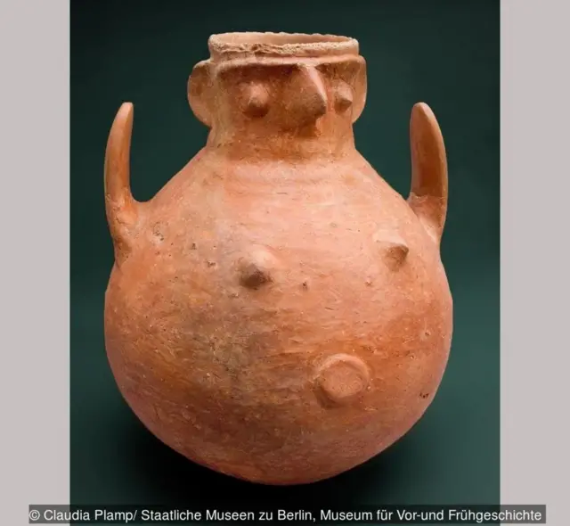 ట్రాయ్‌లో లభించిన కాంస్య యుగపు కుండ బ్రిటిష్ మ్యూజియంలోని ట్రాయ్ ప్రదర్శనలో ఉంది