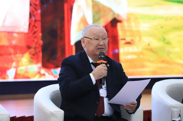 Каныбек Осмоналиев Улуттук университетте физика боюнча лекцияларын кыргызча окуган