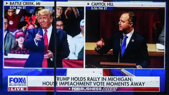 Pantalla de televisión dividida con Trump y el Congreso