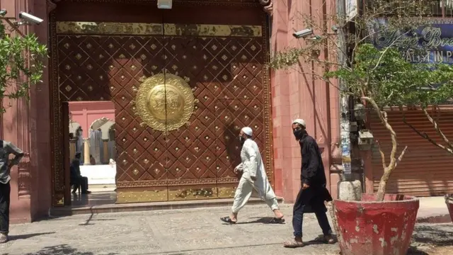 نمازِ جمعہ، کورونا وائرس کی وجہ سے بڑے اجتماعات پر پابندی، سوشل میڈیا پر لوگوں کا ردعمل