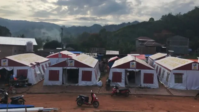 Tenda-tenda darurat pengungsian di Sipange, Kelurahan Tukka, Kecamatan Tukka, Kabupaten Tapanuli Tengah, Jumat (13/02).