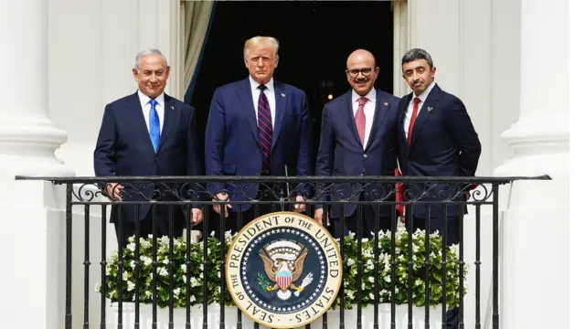 اسرائیلی وزیر اعظم بن یامین نتن یاہو، امریکی صدر ڈونلڈ ٹرمپ اور خلیجی ممالک کے وزرائے خارجہ کے ہمراہ وائٹ ہاؤس میں