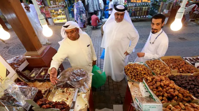 Wadansu Musulmi lokacin da suke sayen dabino gabanin buda baki a kasar Kuwait