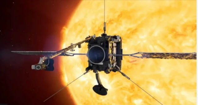 Solar Orbiter önde, arkasında fonda sap sarı şekilde Güneş parlıyor