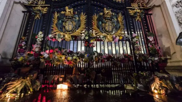 ከንግሥቲቱ ቤተ መንግሥት መግቢያ ላይ ሐዘንተኞች አበባ እያስቀምጡ ነው