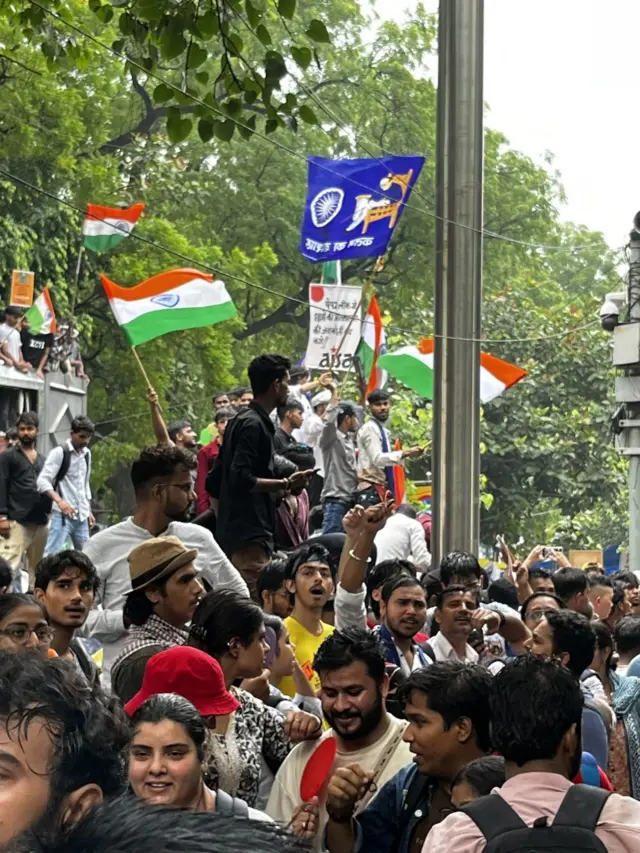 CJP चे संस्थापक अभिजित दिपके यांनी दावा केला आहे की, "दिल्ली पोलिसांनी जंतर-मंतरवर दगडांनी भरलेला एक ट्रक आधीच तैनात केला आहे." दिपके यांनी 'X' या सोशल मीडिया प्लॅटफॉर्मवर लिहिलंय, "दिल्ली पोलिसांना लाज वाटली पाहिजे! जंतर-मंतरवर आधीच दगड भरलेला ट्रक आणि एक नादुरुस्त व्हॅन आणून ठेवण्यात आली आहे. लवकरच 'गोदी मीडिया' अशा बातम्या चालवेल की, शांततापूर्ण आंदोलन बदनाम करण्यासाठी आंदोलकांनीच त्या व्हॅनची तोडफोड केली."
